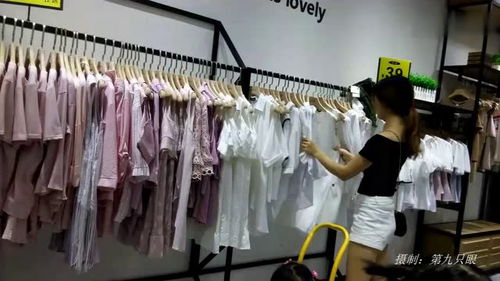 酷暑夜晚深圳服裝店生意好 很多年輕美女選購(gòu)服裝興致高